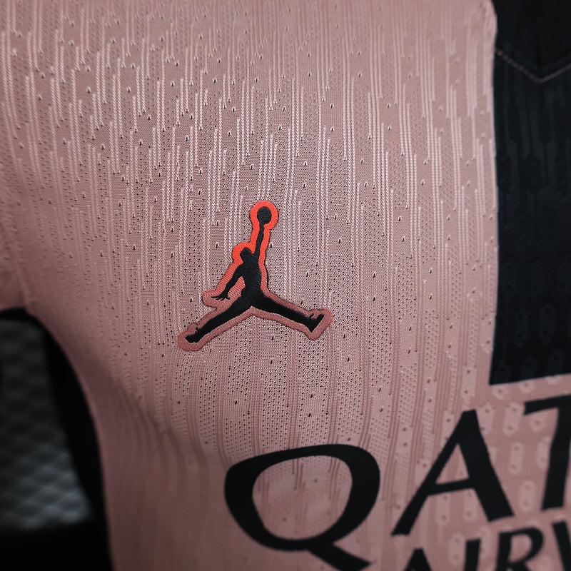 camisa-camiseta-paris-saint-germain-psg-jordan-qatar-airways-versao-versao-jogador-masculina-24-25-third-away-fora-iii-terceira-3-preta-preto-bege_6