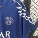 camisa-camiseta-paris-saint-germain-psg-jordan-qatar-airways-versao-versao-torcedor-masculina-24-25-fourth-away-fora-iv-quarta-4-branca-branco-azul_2
