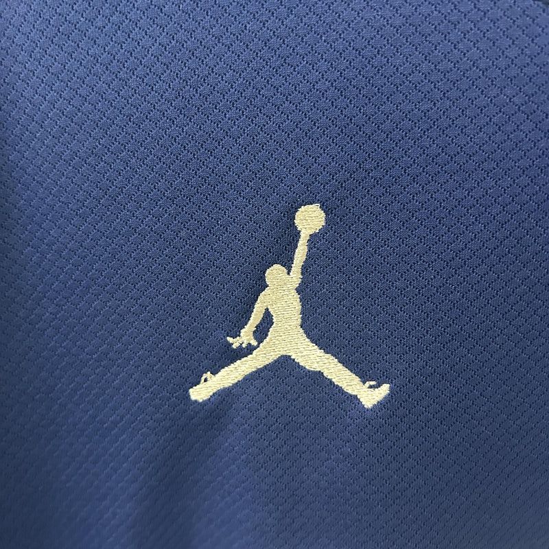 camisa-camiseta-paris-saint-germain-psg-jordan-qatar-airways-versao-versao-torcedor-masculina-24-25-fourth-away-fora-iv-quarta-4-branca-branco-azul_5