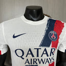 camisa-camiseta-paris-saint-germain-psg-nike-qatar-airways-versao-versao-jogador-masculina-24-25-away-fora-ii-secundaria-2-branca-branco-azul-vermelha-vermelho_5