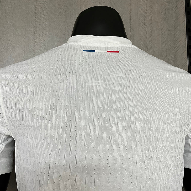 camisa-camiseta-paris-saint-germain-psg-nike-qatar-airways-versao-versao-jogador-masculina-24-25-away-fora-ii-secundaria-2-branca-branco-azul-vermelha-vermelho_7