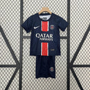 camisa-camiseta-paris-saint-germain-psg-nike-qatar-airways-versao-versao-torcedor-conjunto-infantil-kids-24-25-home-casa-i-principal-1-vermelha-vermelho-azul-branca-branco_1