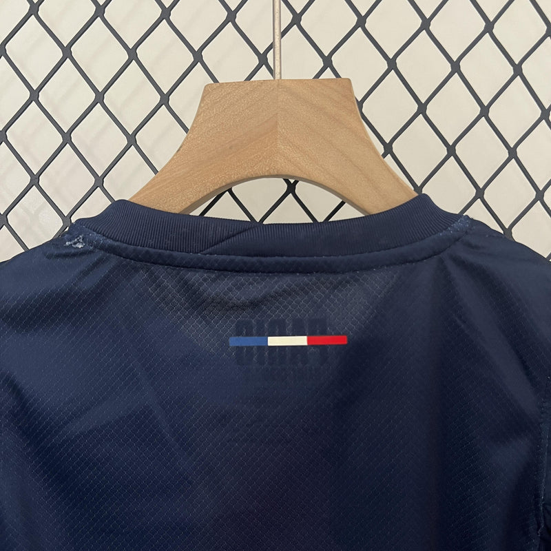 camisa-camiseta-paris-saint-germain-psg-nike-qatar-airways-versao-versao-torcedor-conjunto-infantil-kids-24-25-home-casa-i-principal-1-vermelha-vermelho-azul-branca-branco_3