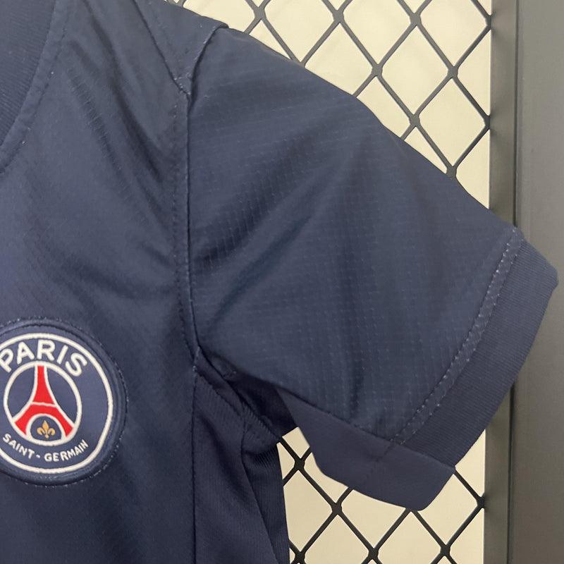 camisa-camiseta-paris-saint-germain-psg-nike-qatar-airways-versao-versao-torcedor-conjunto-infantil-kids-24-25-home-casa-i-principal-1-vermelha-vermelho-azul-branca-branco_4