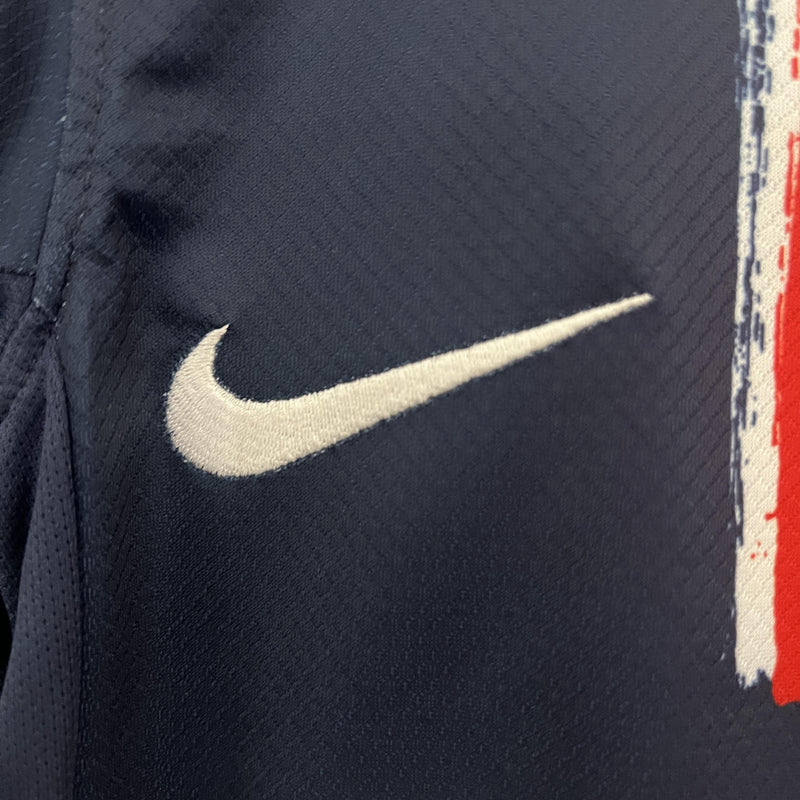 camisa-camiseta-paris-saint-germain-psg-nike-qatar-airways-versao-versao-torcedor-conjunto-infantil-kids-24-25-home-casa-i-principal-1-vermelha-vermelho-azul-branca-branco_7