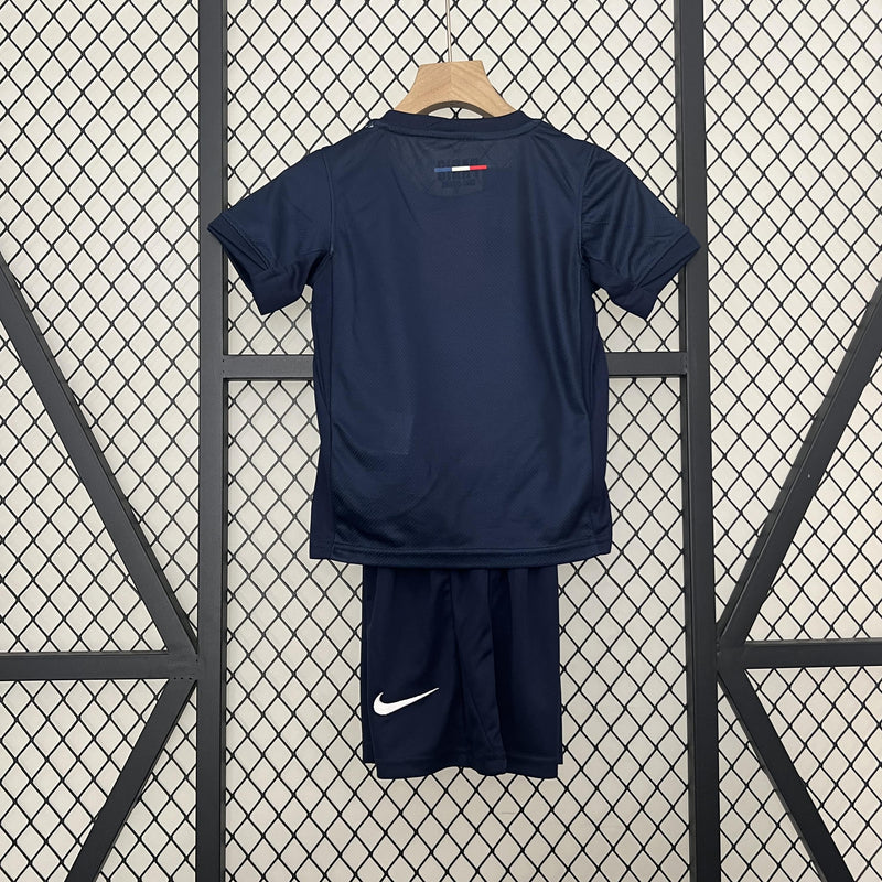 camisa-camiseta-paris-saint-germain-psg-nike-qatar-airways-versao-versao-torcedor-conjunto-infantil-kids-24-25-home-casa-i-principal-1-vermelha-vermelho-azul-branca-branco