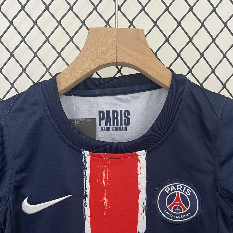 camisa-camiseta-paris-saint-germain-psg-nike-qatar-airways-versao-versao-torcedor-conjunto-infantil-kids-24-25-home-casa-i-principal-1-vermelha-vermelho-azul-branca-branco_9