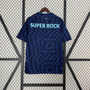 camisa-camiseta-porto-nb-new-balance-betano-versao-versao-torcedor-masculina-24-25-third-away-fora-iii-terceira-3-azul-preto-preta-roxo-roxa_3