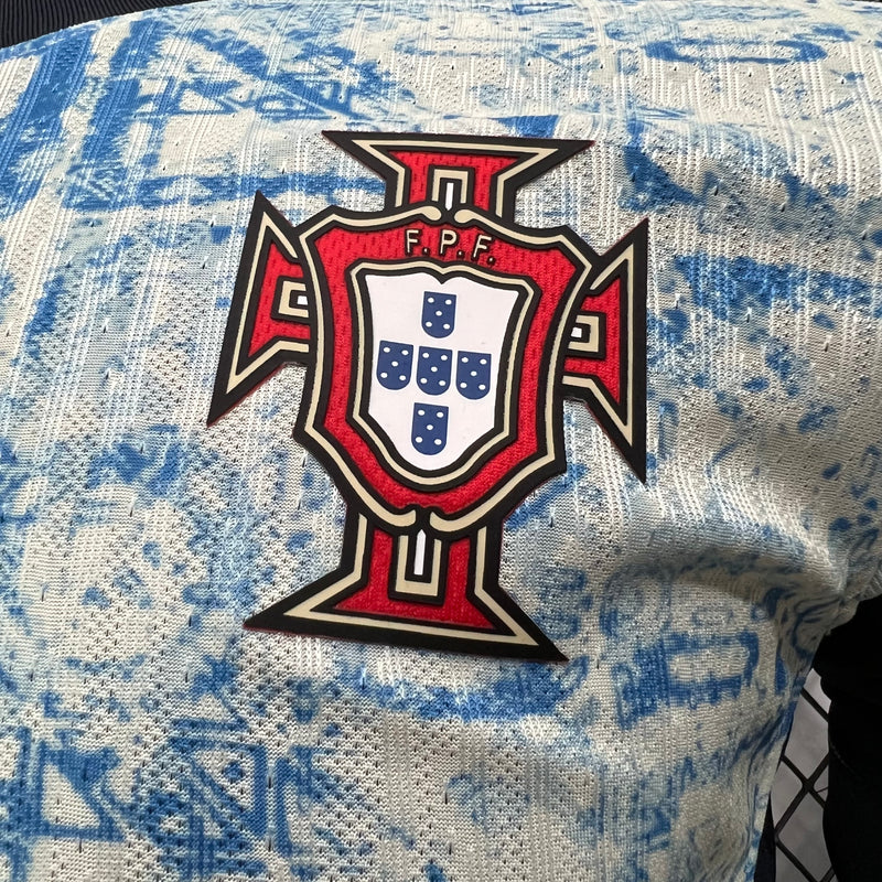 camisa-camiseta-portugal-selecao-selecao-nike-portuguesa-versao-versao-jogador-masculina-24-25-away-fora-ii-secundaria-2-cr7-cristiano-ronaldo-branca-branco-vermelha-vermelho-azul_5