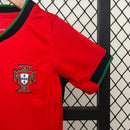 camisa-camiseta-portugal-selecao-selecao-nike-portuguesa-versao-versao-torcedor-conjunto-infantil-shorts-24-25-home-casa-i-principal-1-cr7-cristiano-ronaldo-branca-branco-vermelha-ver