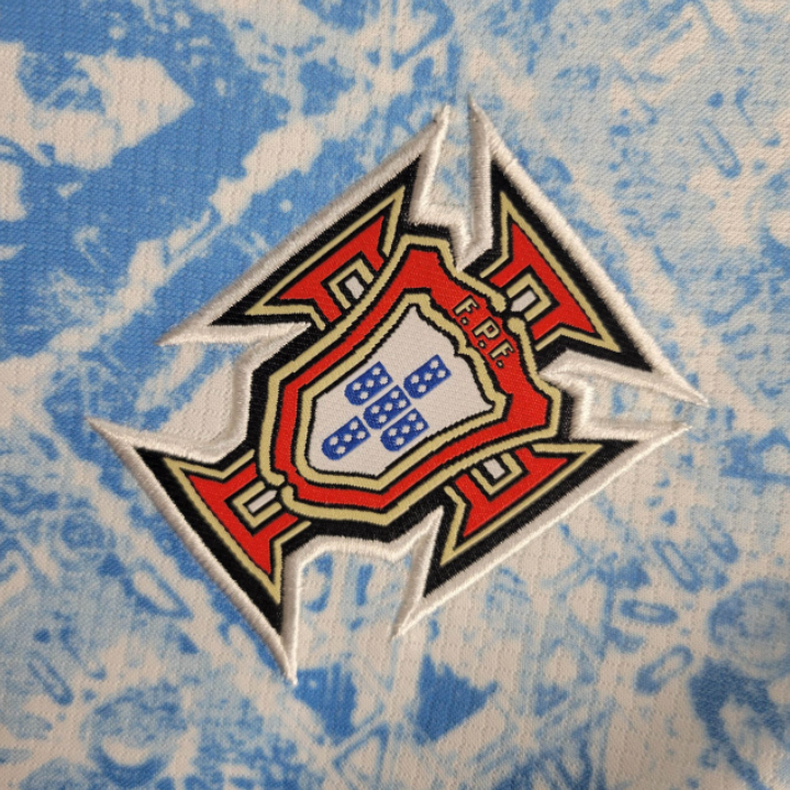 camisa-camiseta-portugal-selecao-selecao-nike-portuguesa-versao-versao-torcedor-feminina-24-25-away-fora-ii-secundaria-2-cr7-cristiano-ronaldo-branca-branco-vermelha-vermelho-azul_4