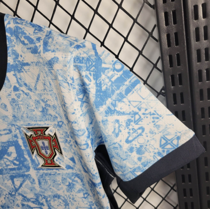 camisa-camiseta-portugal-selecao-selecao-nike-portuguesa-versao-versao-torcedor-feminina-24-25-away-fora-ii-secundaria-2-cr7-cristiano-ronaldo-branca-branco-vermelha-vermelho-azul_5