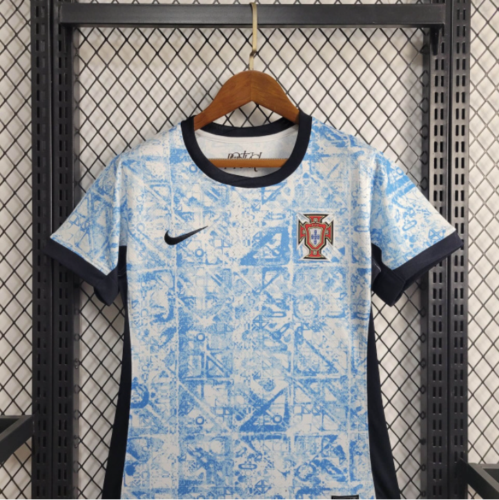 camisa-camiseta-portugal-selecao-selecao-nike-portuguesa-versao-versao-torcedor-feminina-24-25-away-fora-ii-secundaria-2-cr7-cristiano-ronaldo-branca-branco-vermelha-vermelho-azul_6