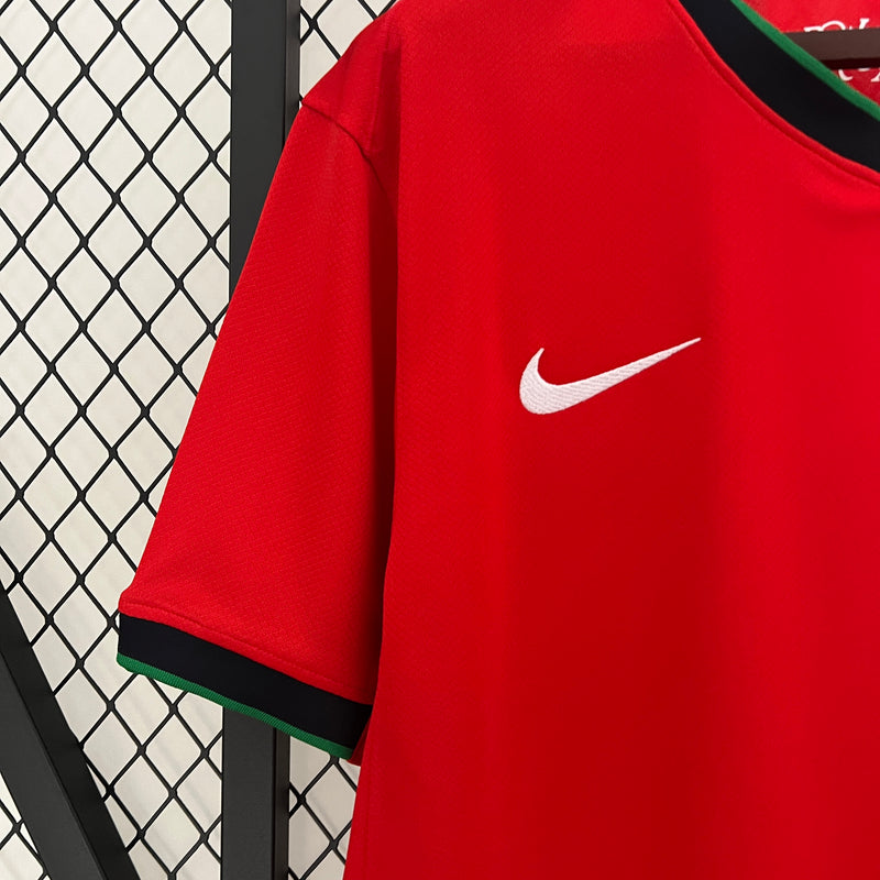 camisa-camiseta-portugal-selecao-selecao-nike-portuguesa-versao-versao-torcedor-masculina-24-25-home-casa-i-principal-1-cr7-cristiano-ronaldo-branca-branco-vermelha-vermelho-verde_9