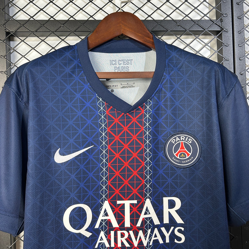 camisa-camiseta-psg-paris-saint-germain-nike-qatar-airways-versao-torcedor-masculina-25-26-home-casa-i-principal-1-azul-vermelha-vermelho-branca-branco_2