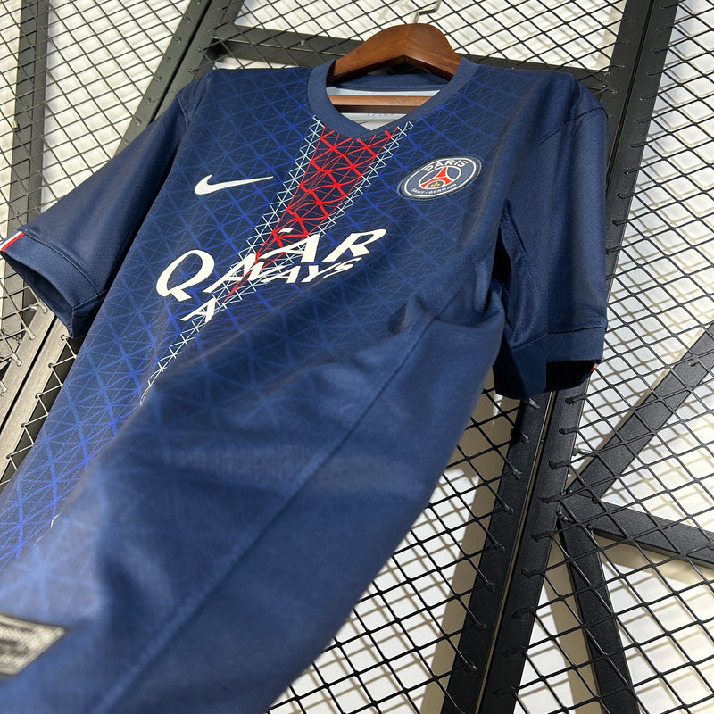 camisa-camiseta-psg-paris-saint-germain-nike-qatar-airways-versao-torcedor-masculina-25-26-home-casa-i-principal-1-azul-vermelha-vermelho-branca-branco_6
