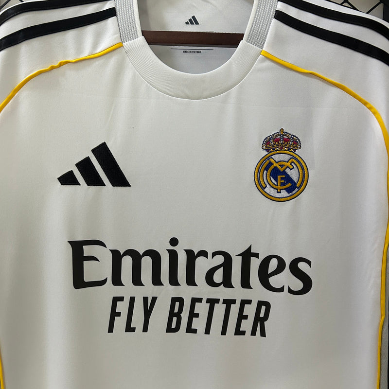 camisa-camiseta-real-madrid-adidas-emirates-fly-better-versao-torcedor-masculina-25-26-home-casa-i-principal-1-branca-branco-preta-preto-amarela-amarelo_2
