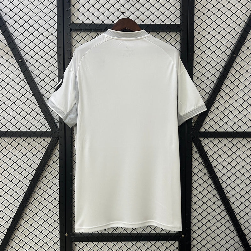 camisa-camiseta-real-madrid-adidas-emirates-fly-better-versao-torcedor-masculina-25-26-home-casa-i-principal-1-branca-branco-preta-preto-amarela-amarelo_7