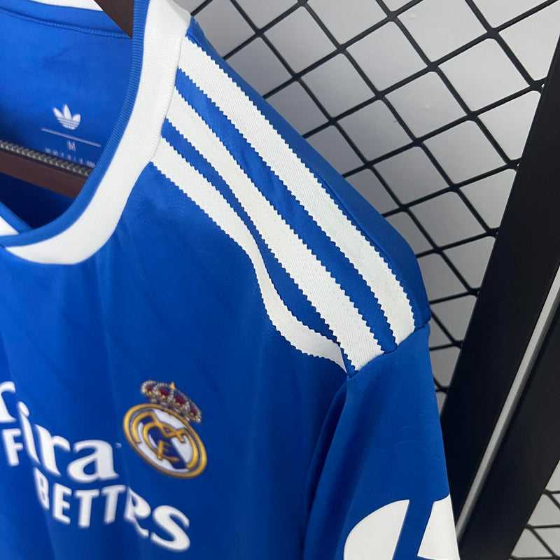 camisa-camiseta-real-madrid-adidas-emirates-fly-better-versao-torcedor-masculina-25-26-third-away-fora-iii-terceira-3-branca-branco-azul_6