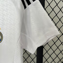 camisa-camiseta-real-madrid-adidas-emirates-fly-better-versao-versao-torcedor-feminina-24-25-home-casa-i-principal-1-preta-branca-preto-branco-kylian-mbappe_2