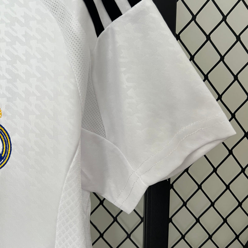 camisa-camiseta-real-madrid-adidas-emirates-fly-better-versao-versao-torcedor-feminina-24-25-home-casa-i-principal-1-preta-branca-preto-branco-kylian-mbappe_2
