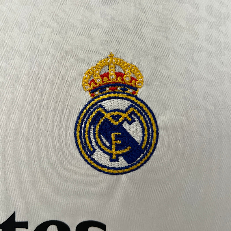 camisa-camiseta-real-madrid-adidas-emirates-fly-better-versao-versao-torcedor-feminina-24-25-home-casa-i-principal-1-preta-branca-preto-branco-kylian-mbappe_4