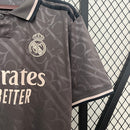 camisa-camiseta-real-madrid-adidas-emirates-fly-better-versao-versao-torcedor-masculina-24-25-terceira-iii-3-third-away-fora-preto-preta-branca-branco-cinza_5
