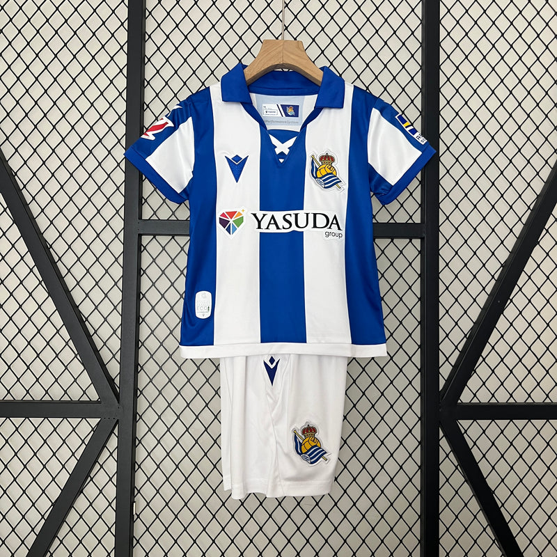 camisa-camiseta-real-sociedad-macron-yasuda-group-versao-versao-torcedor-conjunto-infantil-shorts-24-25-home-casa-i-principal-1-azul-branca-branco_1