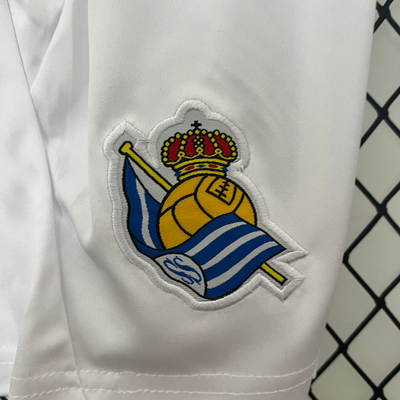 camisa-camiseta-real-sociedad-macron-yasuda-group-versao-versao-torcedor-conjunto-infantil-shorts-24-25-home-casa-i-principal-1-azul-branca-branco_3