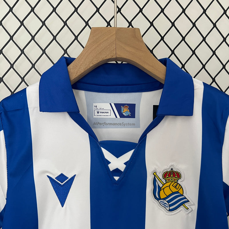 camisa-camiseta-real-sociedad-macron-yasuda-group-versao-versao-torcedor-conjunto-infantil-shorts-24-25-home-casa-i-principal-1-azul-branca-branco_4
