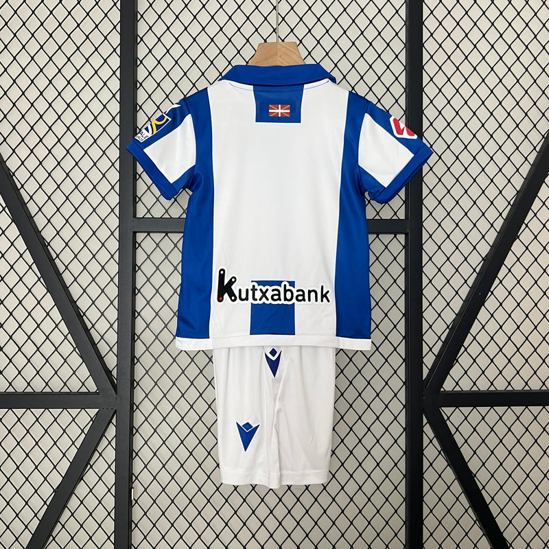 camisa-camiseta-real-sociedad-macron-yasuda-group-versao-versao-torcedor-conjunto-infantil-shorts-24-25-home-casa-i-principal-1-azul-branca-branco_5