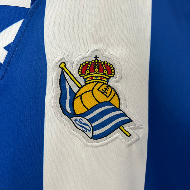 camisa-camiseta-real-sociedad-macron-yasuda-group-versao-versao-torcedor-conjunto-infantil-shorts-24-25-home-casa-i-principal-1-azul-branca-branco_6