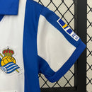 camisa-camiseta-real-sociedad-macron-yasuda-group-versao-versao-torcedor-conjunto-infantil-shorts-24-25-home-casa-i-principal-1-azul-branca-branco_7