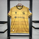 camisa-camiseta-real-sociedad-macron-yasuda-group-versao-versao-torcedor-masculina-24-25-away-fora-ii-secundaria-2-preta-preto-dourada-dourado_1