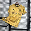 camisa-camiseta-real-sociedad-macron-yasuda-group-versao-versao-torcedor-masculina-24-25-away-fora-ii-secundaria-2-preta-preto-dourada-dourado_8