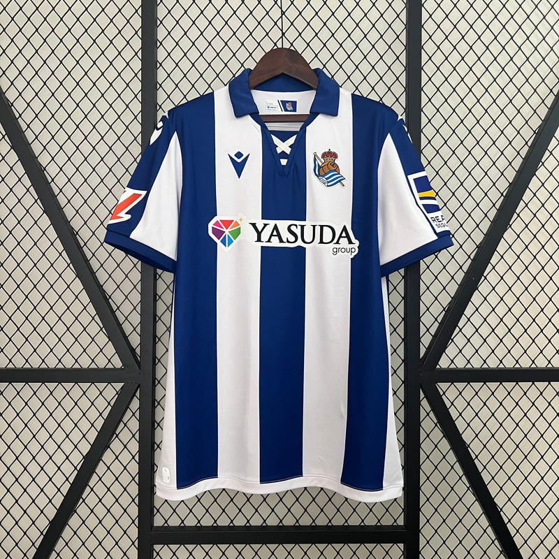 camisa-camiseta-real-sociedad-macron-yasuda-group-versao-versao-torcedor-masculina-24-25-home-casa-i-principal-1-azul-branca-branco_1