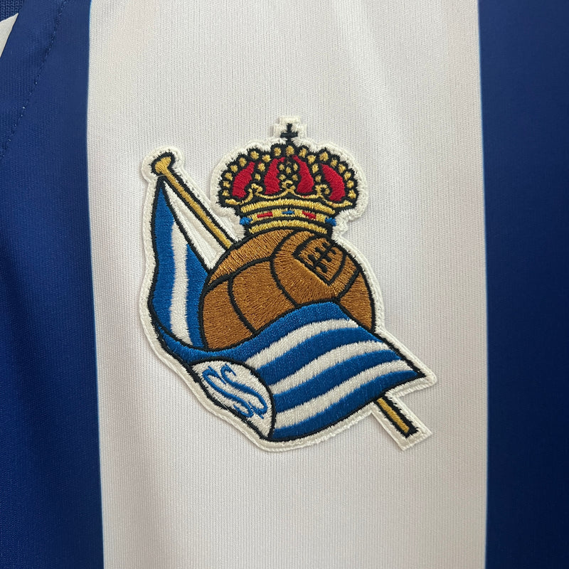 camisa-camiseta-real-sociedad-macron-yasuda-group-versao-versao-torcedor-masculina-24-25-home-casa-i-principal-1-azul-branca-branco_4