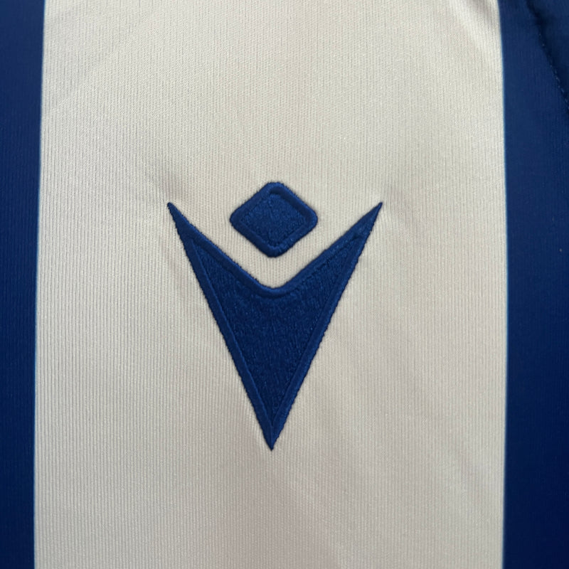 camisa-camiseta-real-sociedad-macron-yasuda-group-versao-versao-torcedor-masculina-24-25-home-casa-i-principal-1-azul-branca-branco_7