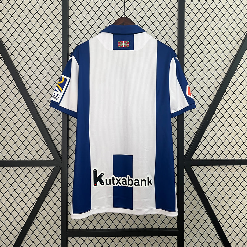 camisa-camiseta-real-sociedad-macron-yasuda-group-versao-versao-torcedor-masculina-24-25-home-casa-i-principal-1-azul-branca-branco_8