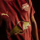 camisa-camiseta-red-bull-rb-leipzig-puma-versao-versao-torcedor-masculina-24-25-edicao-edicao-especial-jingle-jersey-vermelha-vermelho-dourada-dourado_3