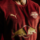 camisa-camiseta-red-bull-rb-leipzig-puma-versao-versao-torcedor-masculina-24-25-edicao-edicao-especial-jingle-jersey-vermelha-vermelho-dourada-dourado_9