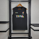 camisa-camiseta-regata-liverpool-nike-ynwa-standard-chartered-versao-torcedor-masculina-24-25-edicao-especial-lebron-james-preta-preto-branca-branco-vermelha-vermelho-refletiva_1