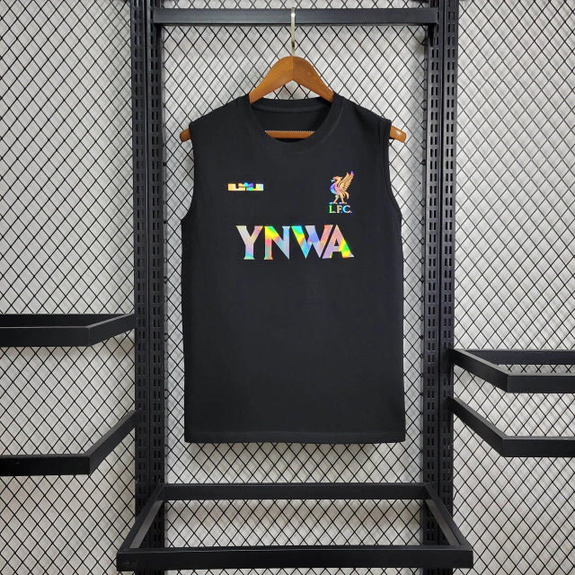 camisa-camiseta-regata-liverpool-nike-ynwa-standard-chartered-versao-torcedor-masculina-24-25-edicao-especial-lebron-james-preta-preto-branca-branco-vermelha-vermelho-refletiva_1