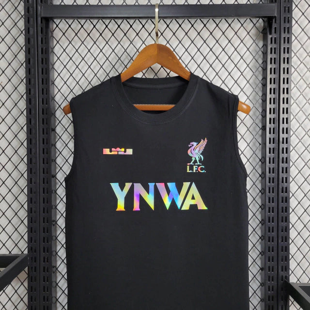 camisa-camiseta-regata-liverpool-nike-ynwa-standard-chartered-versao-torcedor-masculina-24-25-edicao-especial-lebron-james-preta-preto-branca-branco-vermelha-vermelho-refletiva_4