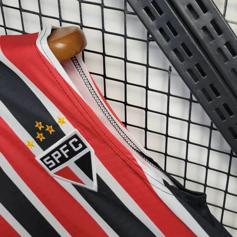 camisa-camiseta-regata-sao-paulo-spfc-new-balance-nb-versao-torcedor-masculina-24-25-away-fora-ii-secundaria-2-james-rodrigues-vermelha-preta-branca-vermelho-preto-branco_4
