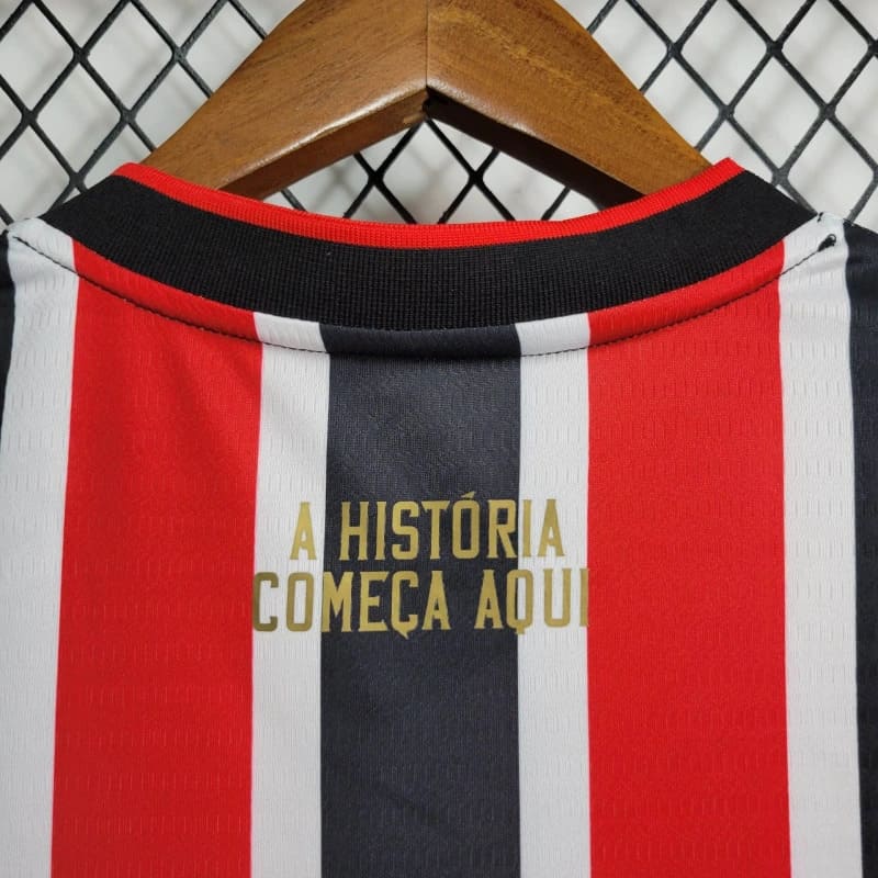 camisa-camiseta-regata-sao-paulo-spfc-new-balance-nb-versao-torcedor-masculina-24-25-away-fora-ii-secundaria-2-james-rodrigues-vermelha-preta-branca-vermelho-preto-branco_5