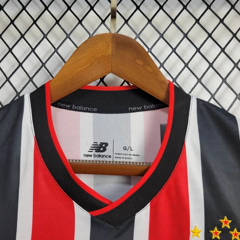 camisa-camiseta-regata-sao-paulo-spfc-new-balance-nb-versao-torcedor-masculina-24-25-away-fora-ii-secundaria-2-james-rodrigues-vermelha-preta-branca-vermelho-preto-branco_9