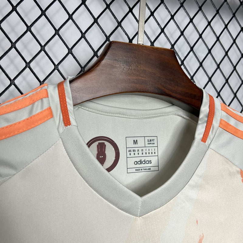 camisa-camiseta-roma-adidas-riyadh-season-versao-versao-torcedor-masculina-24-25-away-fora-ii-secundaria-2-branca-branco-bege-laranja-vinho_6