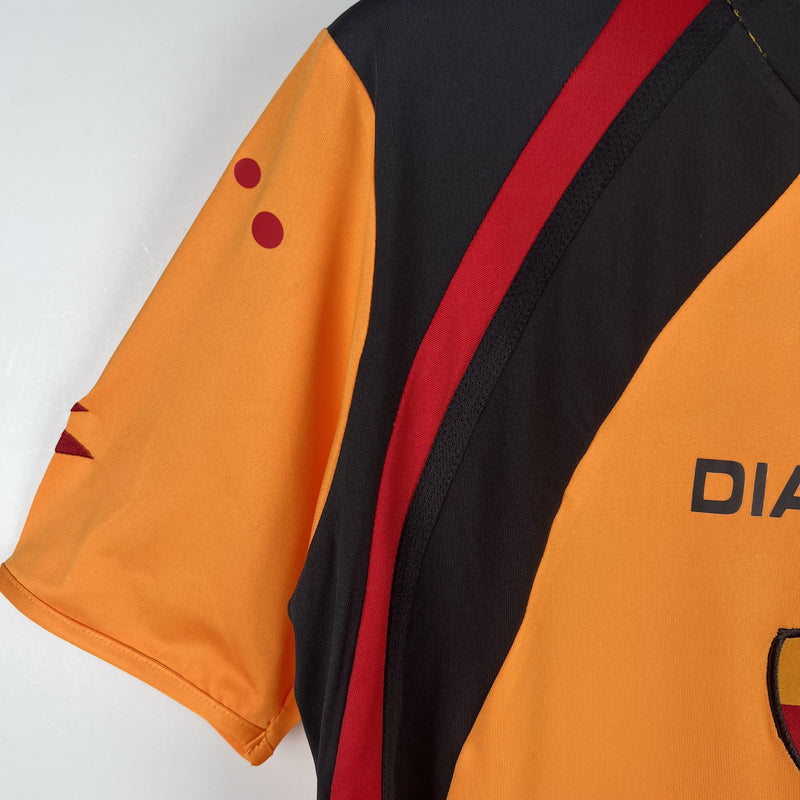camisa-camiseta-roma-diadora-versao-versao-torcedor-masculina-05-06-home-casa-1-i-principal-laranja-vermelha-vermelho-preta-preto-retro-retro_9