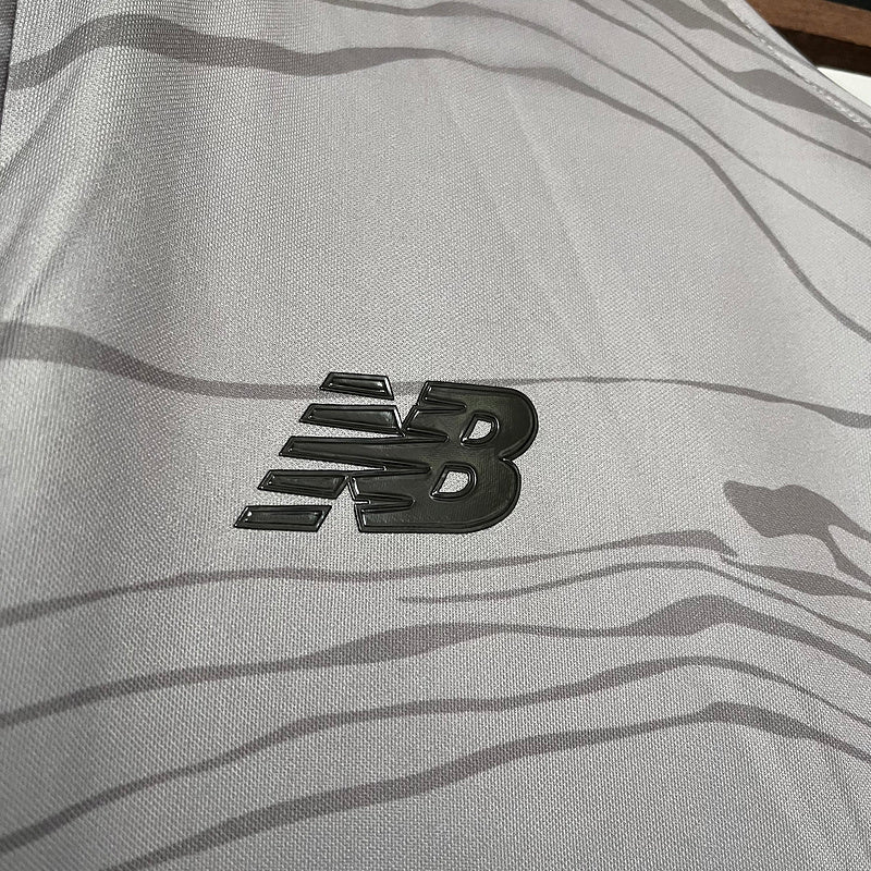 camisa-camiseta-sao-paulo-spfc-new-balance-nb-versao-torcedor-masculina-24-25-treino-treinamento-cinza-preto_3
